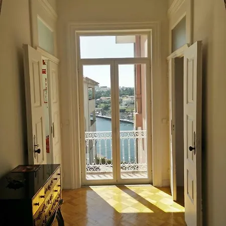 Amazing Riverside Balcony 2br Apartment *