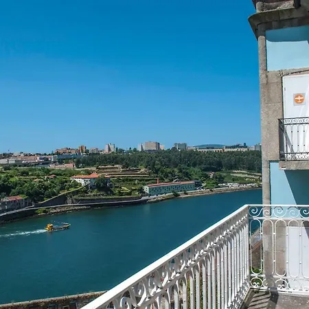 Amazing Riverside Balcony 2br Apartment *