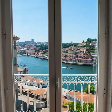 Amazing Riverside Balcony 2br Apartment